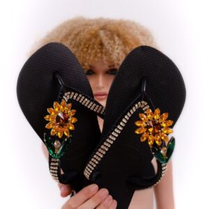 Chancla Havaiana negra original con detalle de flor joya en cristales ámbar y verde, artesanía a mano para moda baño.