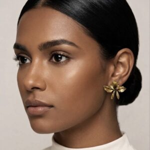 Pendientes en metal oro viejo orquídeas de diseño botánico para alta moda.