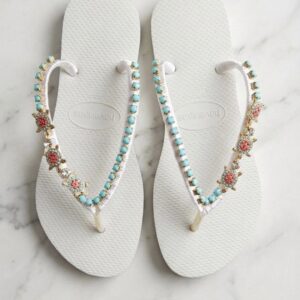 Havaiana blanca customizada con tortuga personalizadas con tortugas marinas doradas y cristales turquesa.