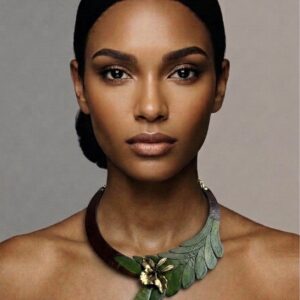 Collar de cuero verde y marrón con detalle de orquídea en metal oro viejo.