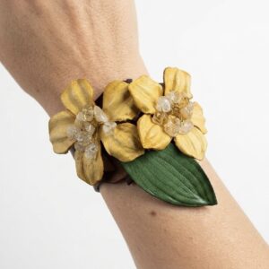 Brazalete de flores de cuaresma en tono amarillo con miolo en piedras de citrino naturales
